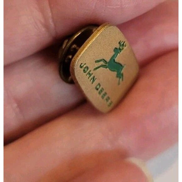 Vintage John Deere Gold Tone Metal Green Enamel Logo Lapel Pin Signed BALLOU - Picture 4 of 7
